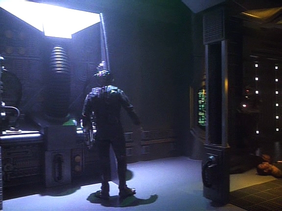Sedmá a několik Borgů se spolu s kapitánem a Tuvokem těsně před explozí transportovali do nákladového prostoru 2.