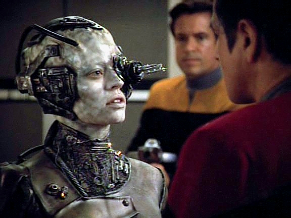 Spojení Borgů s kolektivem zesláblo a Sedmá požaduje návrat hluboko do borgského prostoru. To Chakotay odmítá, chce je někde vysadit i s nanosondami a pokračovat na vlastní pěst.