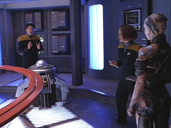 Posádka má problém s inkompatibilními technologiemi Borgů, které brání přechodu do warpu. Sedmá souhlasí, že pomůže při jejich odstranění.