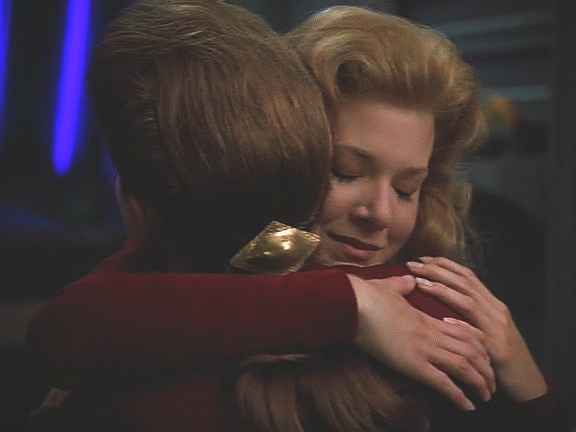 Kes si to dobře uvědomuje, a tak se rozhoduje, že Voyager opustí. Není to něco, co by mohl Doktor vyléčit, a tak je snaha kapitána přemluvit ji, aby zůstala, marná.
