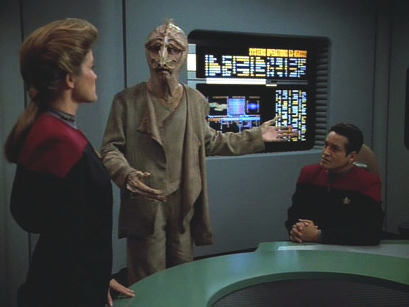 Lumas je dost nenasytný, zdá se mu, že tak dobře vybavená loď, jako je Voyager, by jim chudákům měla pomoct podstatně víc.