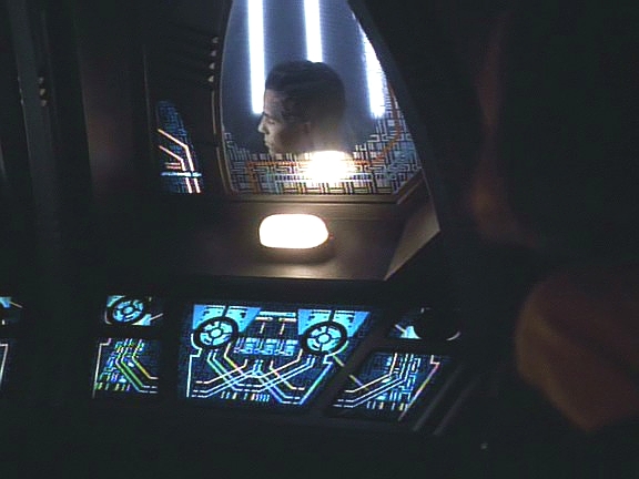 Zatímco ho Doktor zabavuje, jde B'Elanna prozkoumat nižší palubu, o níž Dejaren lhal, že je zaplavená radiací. Nachází tam mrtvoly zavražděných členů posádky.
