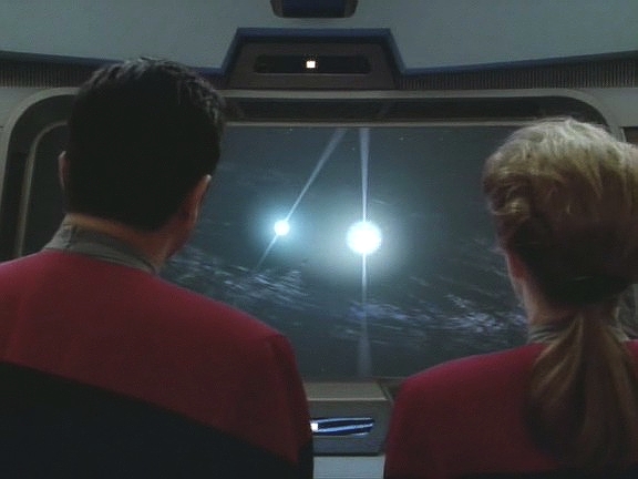 Voyager je poblíž binárního pulsaru, ale kapitána to moc nezajímá. Už řadu dní trpí úpornými bolestmi hlavy.
