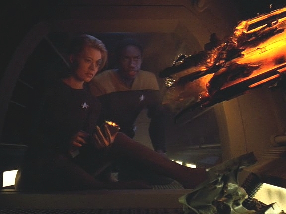 Jedno z krenimských časových torpéd uvízlo nevybuchlé v boku lodi. Sedmá a Tuvok se ho snaží dezaktivovat, nejsou ale úspěšní. 