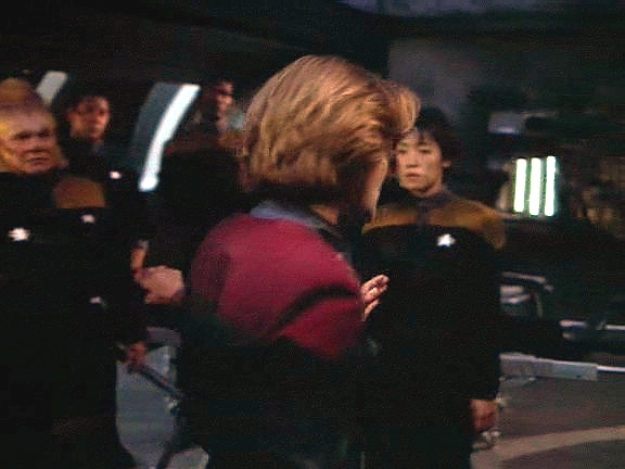 Po několika měsících je Voyager tak poškozen, že kapitán dává rozkaz k evakuaci.