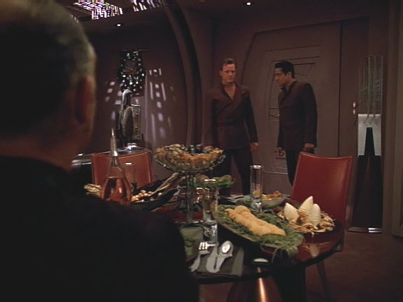 Chakotay a Tom byli totiž uneseni na Annoraxovu loď. Voyager se svými časovými štíty ruší Annoraxovy výpočty a on potřebuje informace.