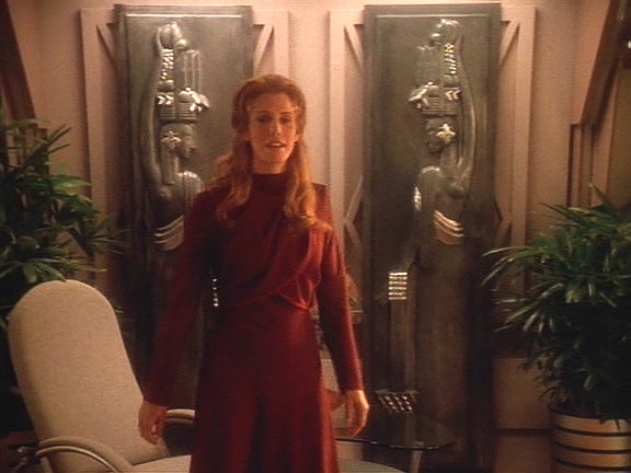 Zmanipulovaná časová linie se vrací do normálu. Voyager přilétá ke krenimskému prostoru, kterému se tentokrát vyhne, a Annorax je doma se svou manželkou před 200 lety.