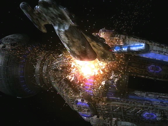 Kapitánovi zbývá poslední zoufalá akce. Nalétá s Voyagerem do boku časové lodi a obě lodi explodují.