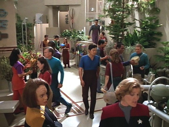 Posádka Voyageru navštívila přátelské Marie. Kapitán a B'Elanna se snaží na tržišti koupit potřebnou součástku.