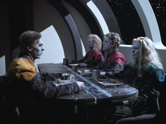 Všichni členové posádky začali trpět nočními můrami. Kapitán vidí mrtvoly, protože nedokázala dostat Voyager domů.