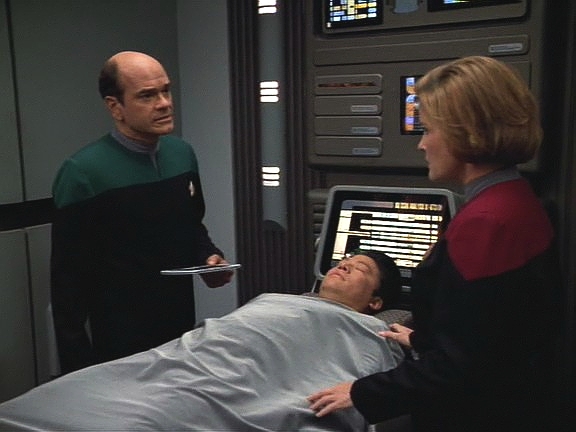 Potom začnou členové posádky jeden po druhém usínat. Nejsou v kómatu, nýbrž v hyperaktivním REM spánku. Doktor neví, jak je probudit.