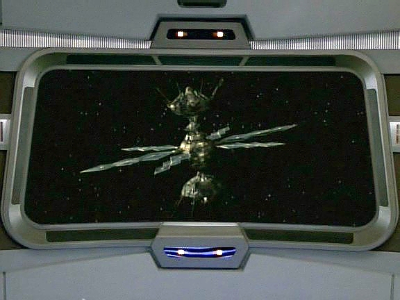 Voyager se zdržuje poblíž hirogenské stanice a stahuje data poslaná Hvězdnou flotilou. Je to velmi pracné a jde to pomalu.