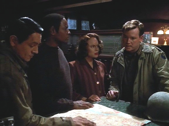 Kapitán Miller a ostatní se zatím radí, co udělají s tajným zařízením, které se objevilo po explozi budovy štábu (pohled poškozenou stěnou simulátoru do chodeb).