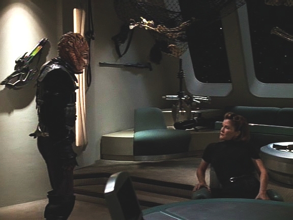 Kapitána přivedli před Karra, který jí vysvětluje, že mu nejde o hru, ale o budoucnost Hirogenů. Domluví okamžité příměří s tím, že mu kapitán dá technologii simulátoru.