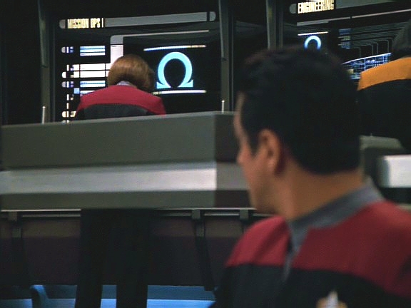 Voyager zachytil neznámou signaturu a na všech monitorech se objevuje písmeno omega. Od té chvíle netuší ani Chakotay, co se děje.