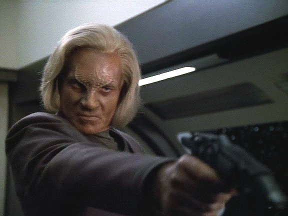 Kapitán ho přesvědčila, že se Voyager do sporu mezi Kyriany a Vaskanci nebude plést, a Tedran odložil zbraň. Vaskanský vyslanec ho ale přesto zabil. Doktor to může dokázat.