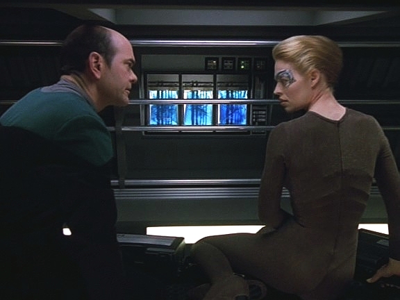 Potíže ale začíná mít i Voyager. Jeho neurální gelové obvody degradují a loď má čím dál tím víc poruch. Jednou z nich je destabilizace Doktorova programu, Doktor nemůže z ošetřovny.