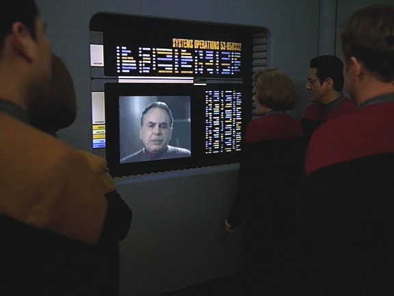 Posádka s dojetím naslouchá slovům admirála Hayese. Uvědomuje si ale, že by to znamenalo opustit Voyager, proto zkusí upravit pohon Voyageru stejným způsobem.