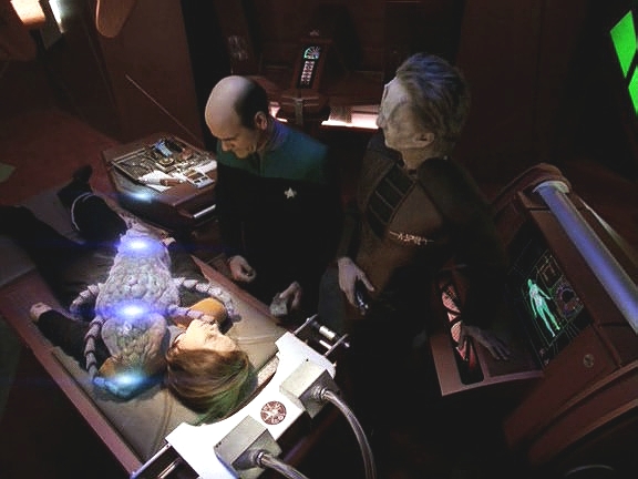 Doktor tvora uvolnil a kapitán ho ihned dala transportovat na loď jeho druhu, která v míru odletěla.