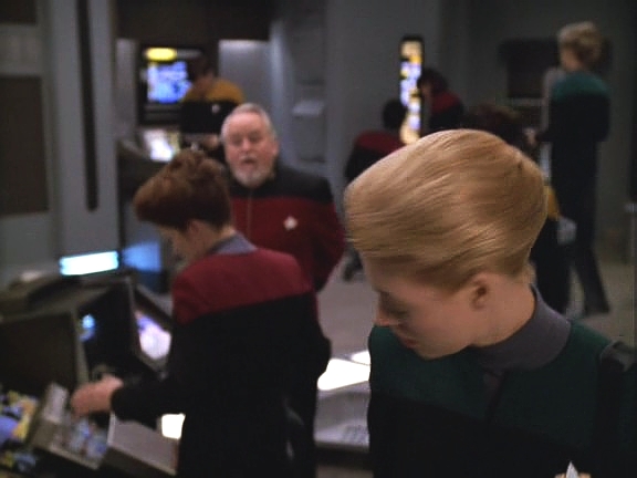 Rok 2371: Kapitán přebírá Voyager v doku Utopia Planitia. Na můstku je Sedmá a snaží se být neviditelná. Přesto s ní kapitán chvíli nato promluví a zapamatuje si ji.