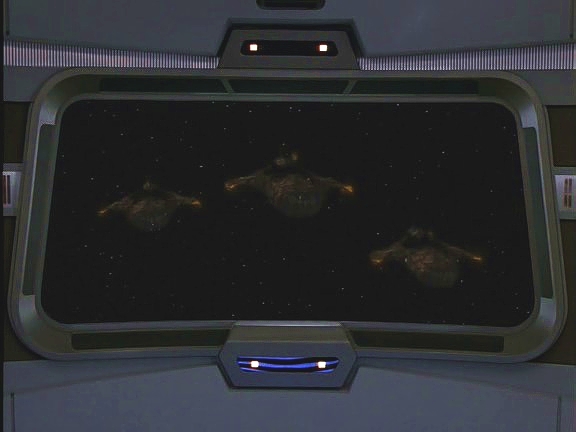 Na základě Phloxových údajů opravdu objeví blížící se zamaskované lodě a kapitán uvěří. Z Doktora se stává velitelský hologram, čímž tentokrát opravdu není nadšený.