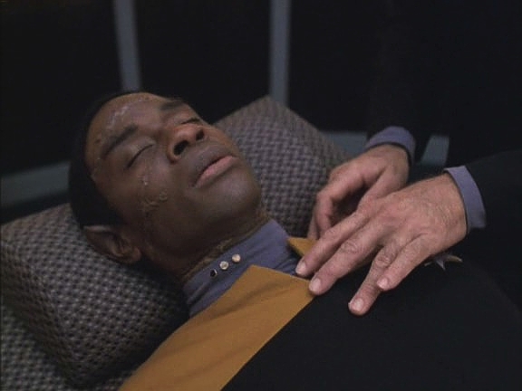 Doktor může jen konstatovat, že nemůže nic udělat. Tuvok má malou naději pouze díky svému odolnému vulkanskému mozku.