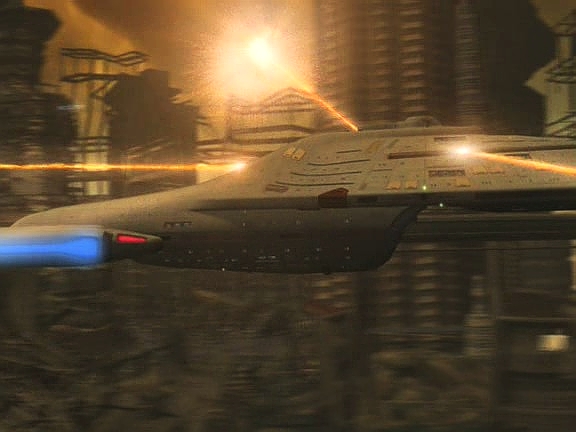 Voyager startuje pod palbou a je značné poškozen. Kapitán se v nouzi obrací na Tureie na orbitě a přesvědčí jejich kapitána, že Vaadwaurové jsou jejich společným nepřítelem.