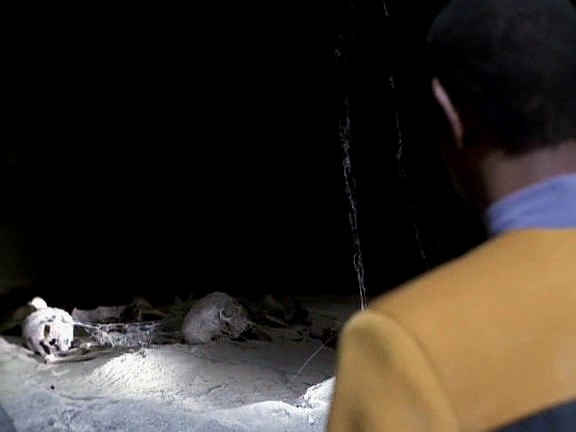 Výsadek na planetě objevil energetickou signaturu. Harry s Tuvokem pátrají po jeskyni, kde Harry zabil kolonisty. V jeskyni najdou kostry dvou humanoidů, jsou ale přes 300 let staré.