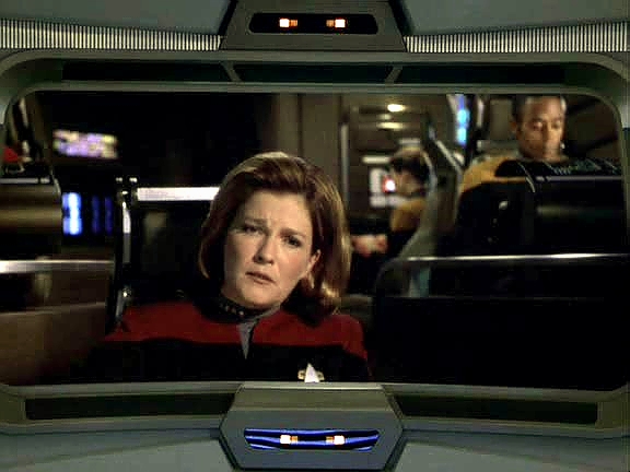 Do té chvíle netušili, že se Sedmé a Tuvokovi něco stalo. Posádka začíná pátrat a mimo jiné kontaktuje kapitána, která se ihned vrací.