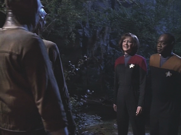 Kapitán Janewayová a Tuvok z Voyageru uzavírají na Telsius Prime nevýhodný obchod, aby pomohli sirotkům. S nákladem bolomitu potom mizí.