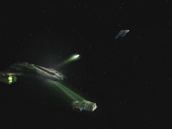 Podvodníky dostihl Voyager i Varn zároveň. Ten bohužel nerozpoznal, kdo jsou jeho praví nepřátelé, a střílí na Voyager. Nakonec mu obě lodi unikly.
