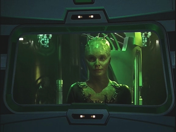 Královna, která může omezeně monitorovat Unimatici nula, tam viděla kapitána. Neví, co může čekat, a tak jí nabízí, že Voyager dostane do Alfa kvadrantu, když to kapitán vzdá.