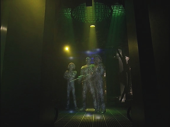 Kapitán, Tuvok a B'Elanna se transportovali na blízkou krychli a začínají se probíjet k centrálnímu plexu.
