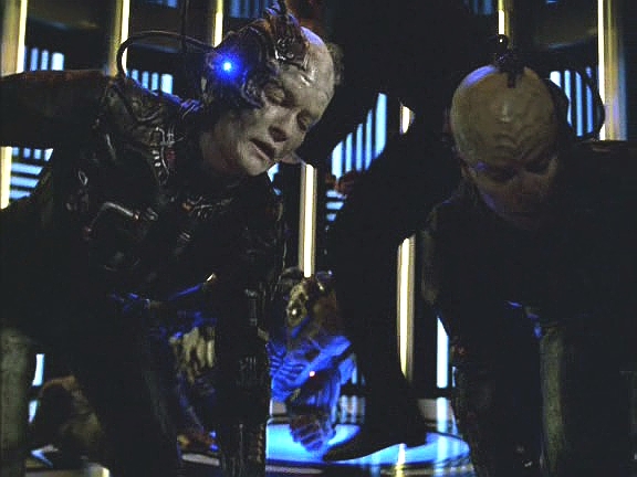 … Voyageru podporovanému Korokovou lodí se ale včas podařilo dostat z ní kapitána, Tuvoka i B'Elannu.