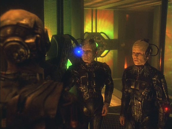 Byl by čas vrátit se na Voyager, Tuvok se ale neubránil, prozradil jejich pozici a zabránil jejich odchodu.