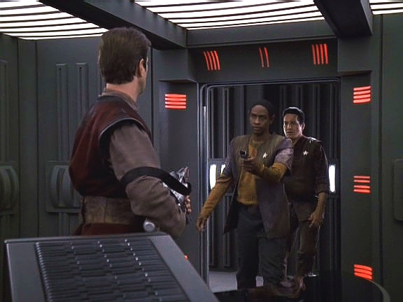 Oba postupně vyhledávají naprogramované Makisty a Tuvok je zbavuje Teerova vlivu. Voyager se vrací pod kontrolu svého právoplatného kapitána.