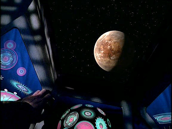Iden zatím ukazuje Doktorovi a B'Elanně planetu Ha'Dara, kde chce vybudovat holografickou společnost. Doktor poznává, že je to nefalšovaný megaloman.