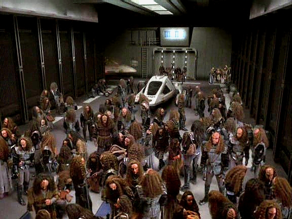 Krátce nato dravec explodoval, kapitánovi Janewayové nezbylo nic jiného, než vzít na palubu přes dvě stovky Klingonů.
