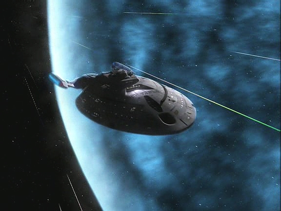 I vinou její nesoustředěnosti ve službě zachytila Voyager rázová vlna mohutné exploze a vážně ho poškodila. Dostali se do oblasti, kde se evidentně bojuje.