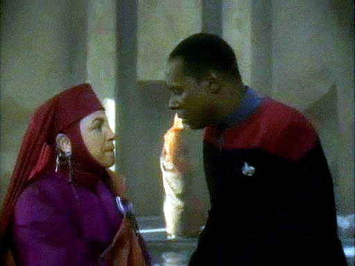 Pak už ale musí navštívit na Bajoru Kai Opaku, spirituální vůdkyni. Ta v něm vidí vyslance, čemuž Sisko prozatím vůbec nerozumí. Netuší, co po něm Opaka chce.