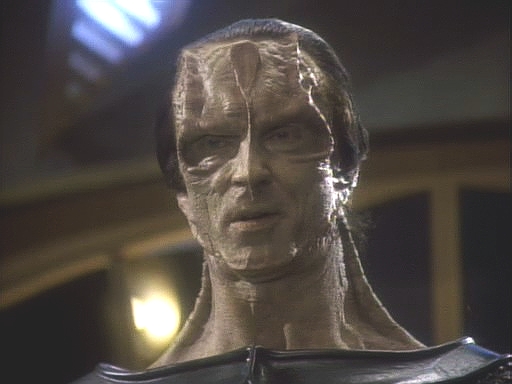 Deep Space Nine navštívil Gul Dukat, který byl ještě před dvěma týdny velitelem stanice. Ví o Siskově návštěvě Bajoru i o orbu a Sisko musí vymyslet, jak nepozorovaně odletět.