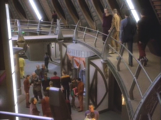 Na Promenádě se udělalo hodně práce a začíná být příjemným místem. Sisko se po dobrodružství s Proroky rozhoduje, že na stanici zůstane jako velitel.