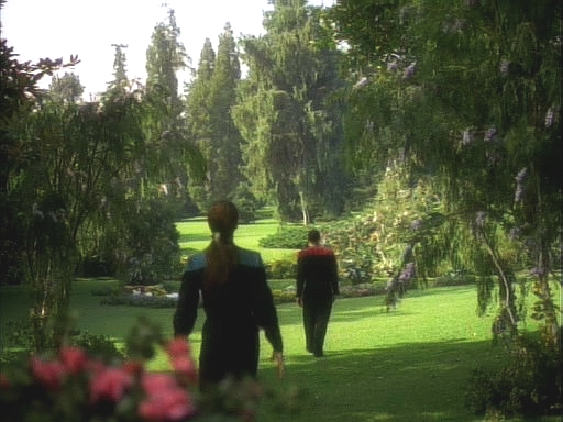 Na cestě zpátky náhle runabout přistává. Jadzia vidí park za slunného letního dne,...