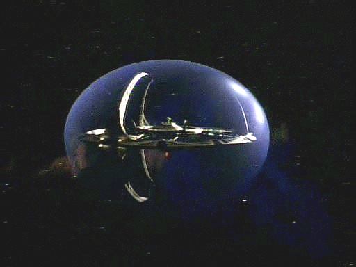 Kira chce předběhnout Cardassiany, aby červí díru ubránila pro Bajor. Stanice se zahaluje do subprostorového pole a doletí k ústí červí díry za den místo za dva měsíce.