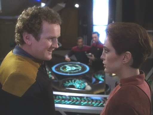 O'Brien jde od jedné opravy k druhé, nic na stanici nefunguje, jak má. Když konečně opraví replikátor na palubě posádky, začne náhle nesmyslně blábolit.