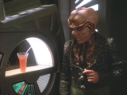 Replikátor v baru je taky rozbitý, ale Quark si ví rady. Vozí jídlo a pití z replikátoru posádky, a tak úspěšně šíří infekci po celé stanici. Bdělý Odo ho při tom chytí, ale je už pozdě.