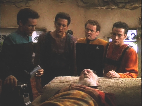 Bashir a O'Brien jsou zatím na Bajoru, kde jedné vesnici hrozí zničení. Ukáže se, že umírá starý sirah, vypravěč příběhu. Za svého nástupce si vybírá zmateného O'Briena.