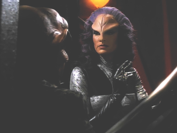 Boslická kapitánka přivezla na stanici z Cardassie IV bajorskou náušnici. Quark ji předá Kiře a ta zjistí, že patří Limu Nalasovi, největšímu válečnému hrdinovi, který má být mrtvý.