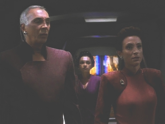 Na stanici hbitě přiletěl ministr Jaro, aby Liho přivítal. Toho Bajorané na stanici poznávají a legendární hrdina je z toho velmi nesvůj.