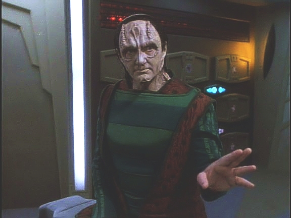 Doktor se zmínl Garakovi o Dukatově starosti o válečné sirotky zanechané na Bajoru. Ten mu objasní některé souvislosti, jako třeba že za to je zodpovědný právě Dukat.